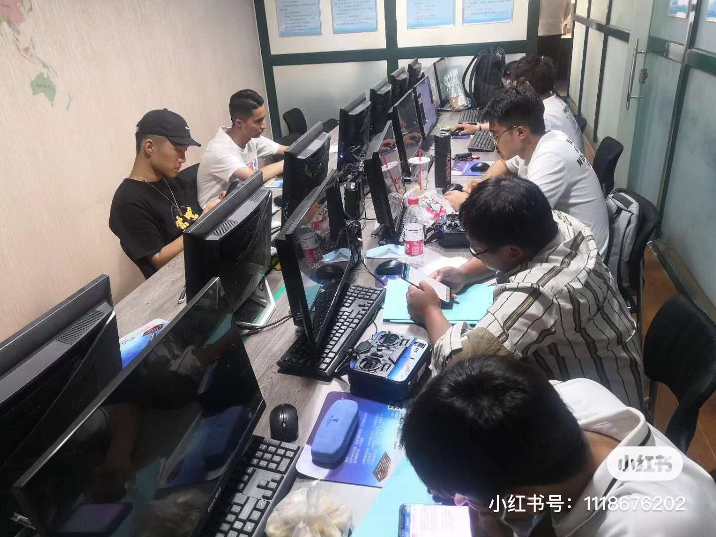 【新疆保華潤天青少年無人機培訓】孩子投身無人機領域,家長必知的利弊分析