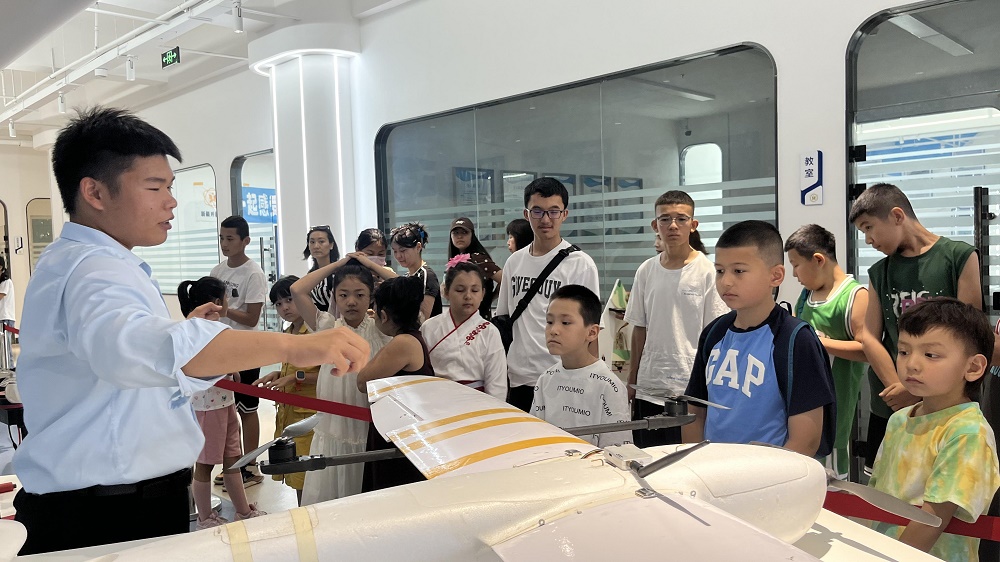 “觸摸天際,掌控未來。” —— 新疆保華潤天航空青少年無人機培訓(xùn)基地