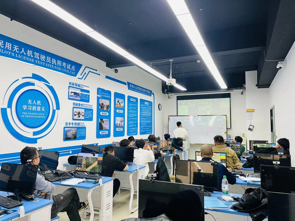 【新疆無人機培訓】新疆保華潤天航空無人機培訓考試中心，就是你實現天空之夢的起點