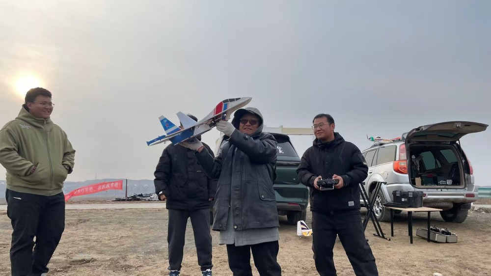 保華潤(rùn)天新疆無人機(jī)培訓(xùn):行業(yè)剛需!無人機(jī)駕駛員成高薪稀缺人才